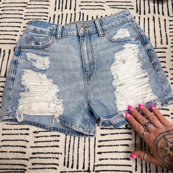 ❌Hold❌ for @chiquita340 AE high rise mom short heavy distress 00 like new - Picture 2 of 7